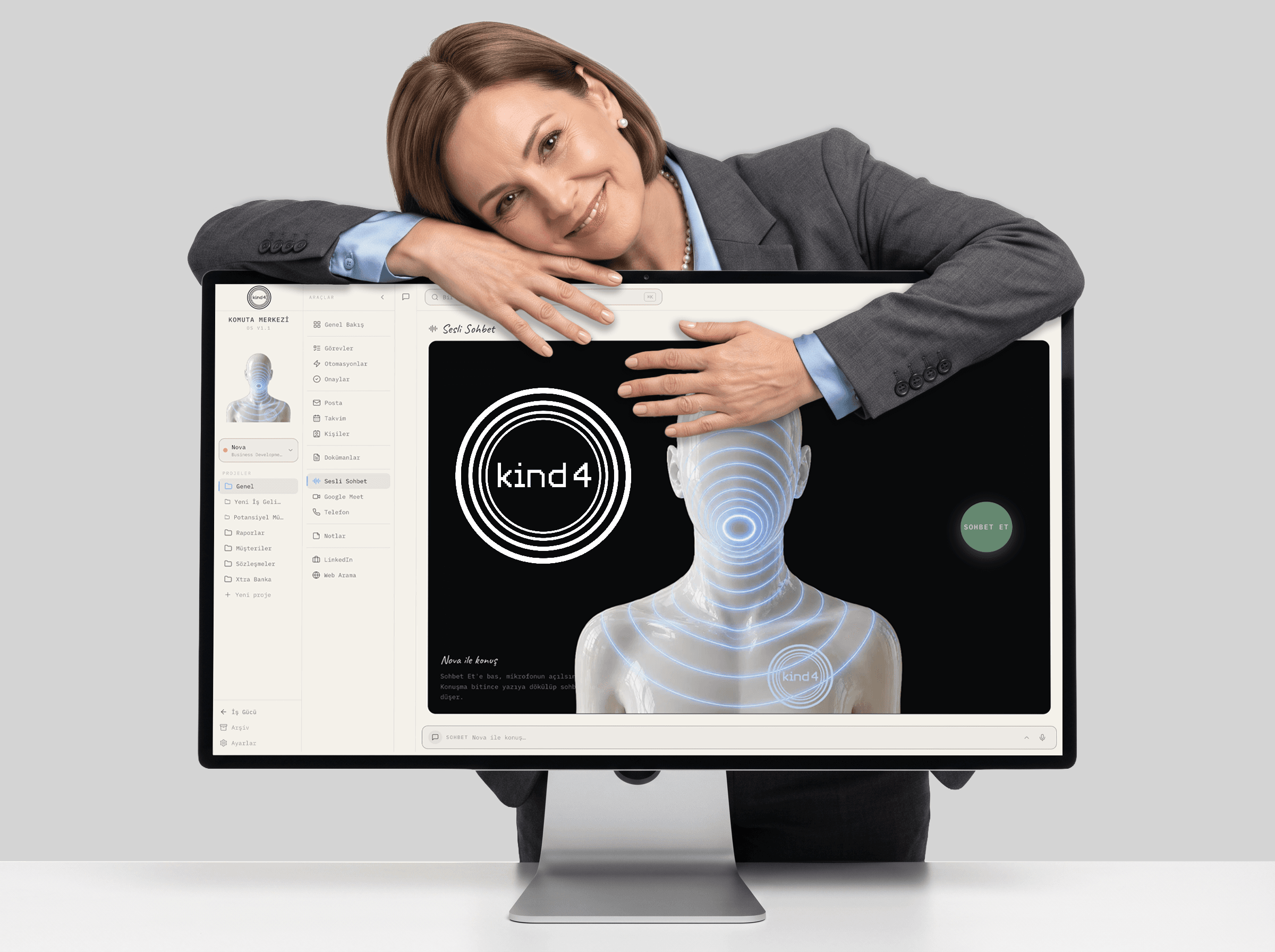 Kind 4 — profesyonel bir kadın KIND OS ekranına yaslanıyor